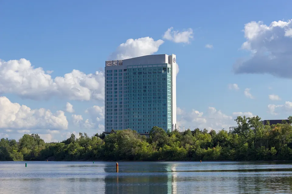 La tour du Hilton Lac-Leamy, vue de l’autre côté du lac