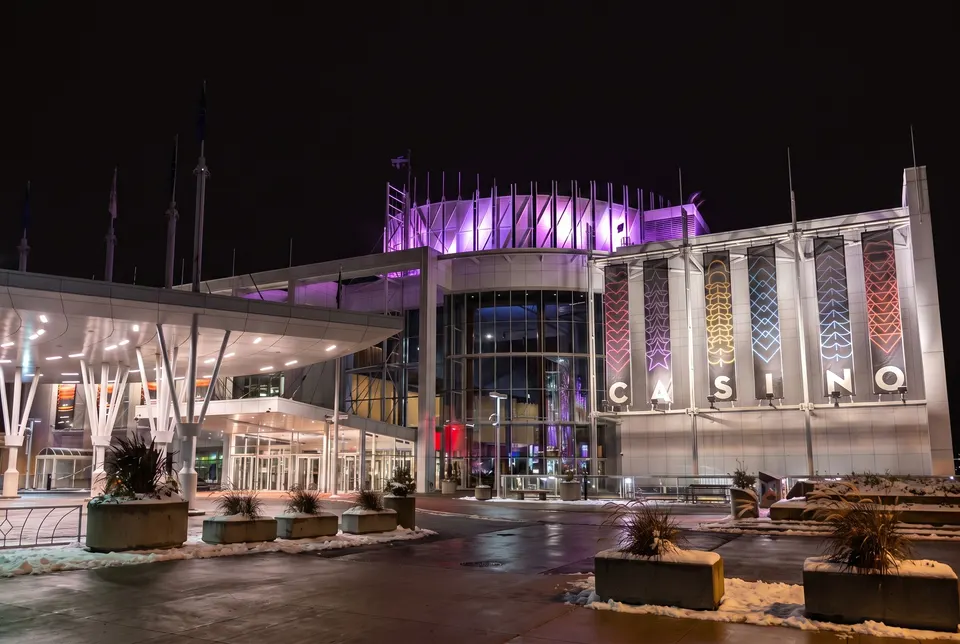 L’entrée principale du Casino du Lac-Leamy le soir